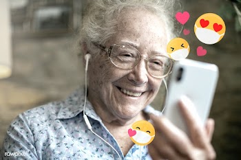Elderly woman learning to use social media during coronavirus pandemic | Free  photo - 2307324