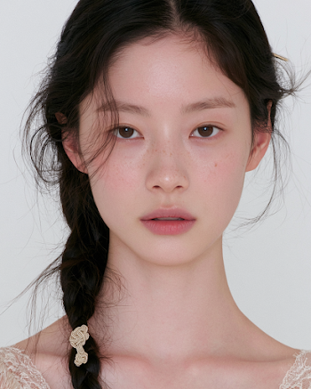 Elegant Side-Swept Braid with Traditional Maedeup Knot Ornament