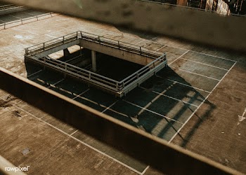 Empty indoor parking lots during the Coronavirus pandemic in UK | Free  photo - 2332462