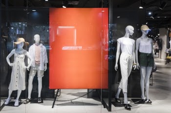 Empty orange sign in clothing store Free Photo
