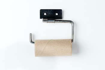 Empty toilet paper roll on a holder | Free  photo - 2290382
