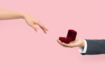 Engagement proposal hands with man and woman | Free stock photo | High Resolution image
