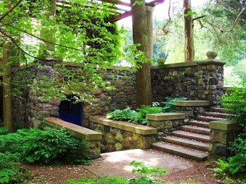 Entrance to sunken gardens Cranbrook House.JPG