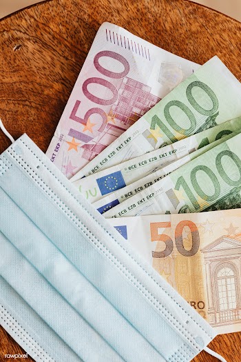 Euro banknotes with face masks on a wooden table | Free  photo - 2348383