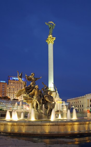 Evening "independence square" (Kiev centre, Ukraine) with monument to Kiev-City founders
