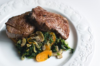 Excellent beef steak with vegetables 