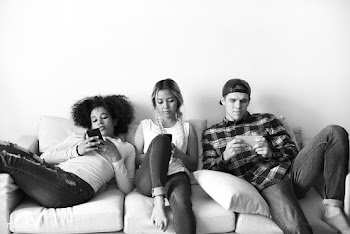 Expressionless smartphone addicts | Free stock photo - 384080