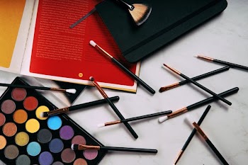 Eye Shadow Palette & Brushes