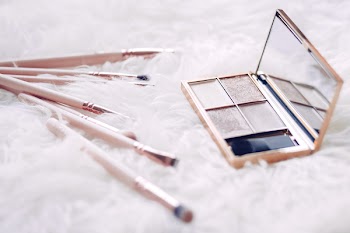 Eyeshadows and makup brushes 3