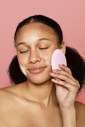 Facial brush & skin cleanser | Free Photo - rawpixel