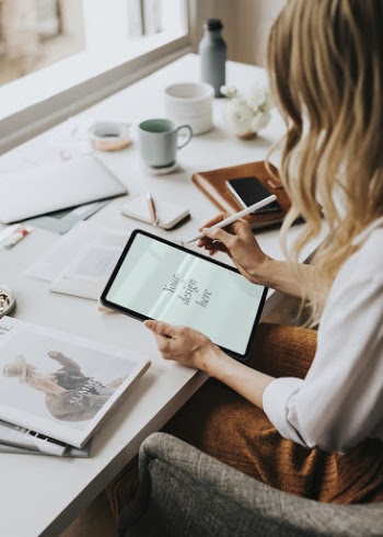 Fashion designer working on a digital | Free PSD Mockup - rawpixel