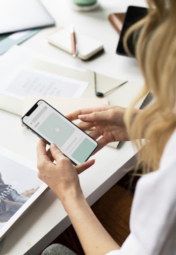 Fashion stylist using a mobile | Free PSD Mockup - rawpixel