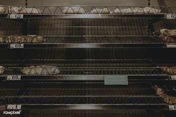 Fear of coronavirus spreading causing empty shelves in the grocery sto.. | Free  photo - 2330220