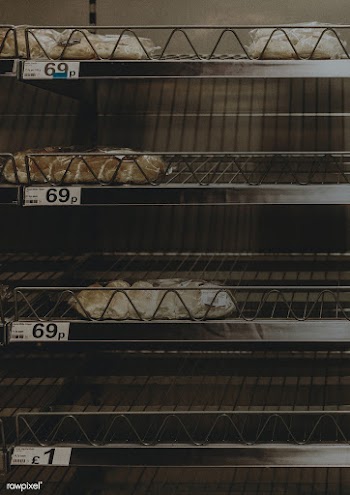Fear of coronavirus spreading causing empty shelves in the grocery sto.. | Free  photo - 2330798