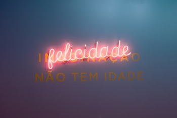 Felicidade Neon Signage
