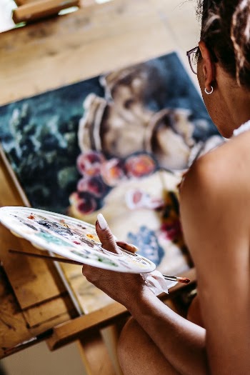 Female artist painting. Free public | Free Photo - rawpixel