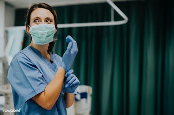 Female nurse with a mask putting on gloves | Free  photo - 2328098