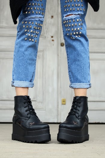 Female wearing jeans in high flatforms 