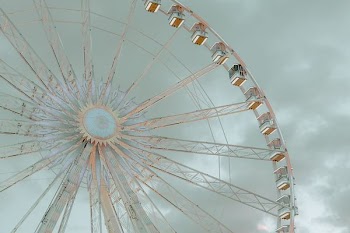 ferris wheel under stratocumulus clouds