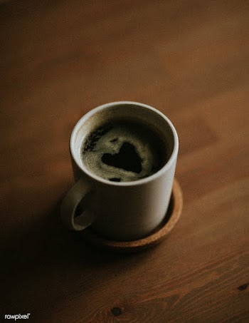 Finding a heart in the morning coffee cup | Free  photo - 2332466