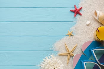 Flat lay composition sand and beach accesories Free Photo