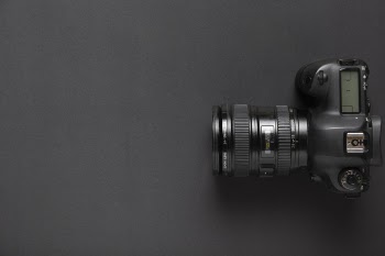 Flat lay of camera on black background with copy space Free Photo