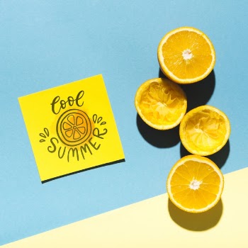 Flat lay paper card mockup with summer elements Free Psd