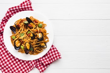Flat-lay plate of mussels pasta with copyspace Free Photo