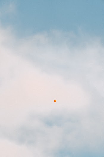 Fly, fly away balloon. I couldn't resist hunting down this balloon at 400mm. 