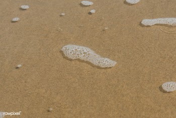 Foam bubbles water on the beach | Free  photo - 2263379