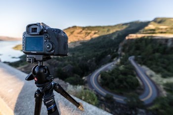 focus photo of black Canon DSLR camera