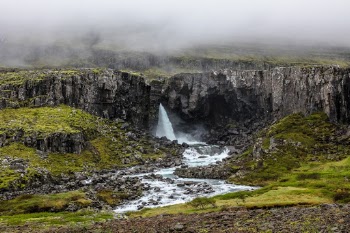Foladafoss Waterfall is one of the most unexcepted waterfall I’ve seen in Iceland. Near to the Road 1 in the East, we had to climb the crazy and dangerous Öxi-Pass in the fog to find it.