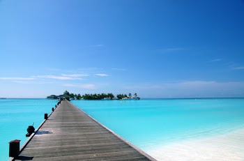 footbridge over turquoise ocean on an maldivian island