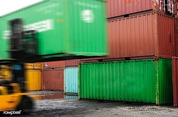 Forklift unloading a container box | Free stock photo - 540837