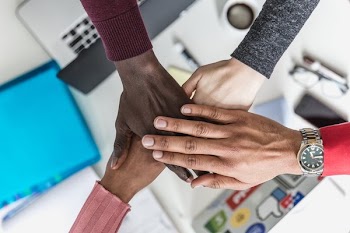 Four Hands Meeting