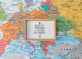 Frame mockup on europe map Free Psd