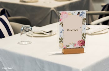 Framed reserved sign on the table | Free stock psd mockup - 555913