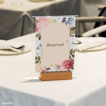 Framed reserved sign on the table | Free stock psd mockup - 555924
