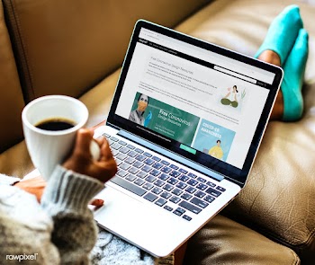 Free design resource website on a laptop screen | Free  photo - 2311679