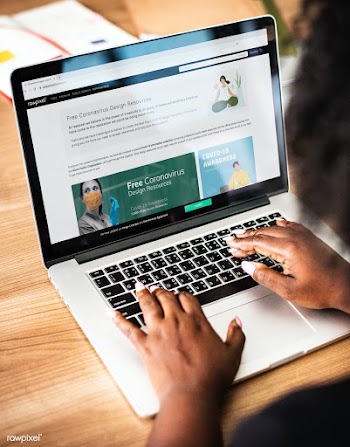 Free design resource website on a laptop screen | Free  photo - 2312278