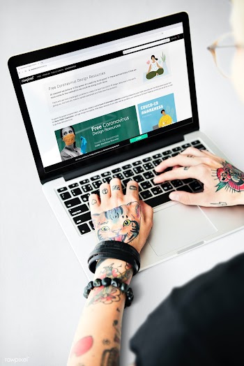 Free design resource website on a laptop screen | Free  photo - 2312607