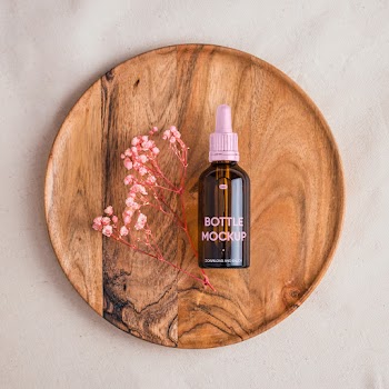 Free Dropper Bottle on Wooden Plate Mockup