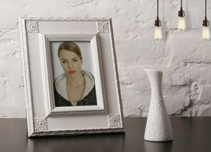 Free Interior Photo Frame on Table PSD Mockup 