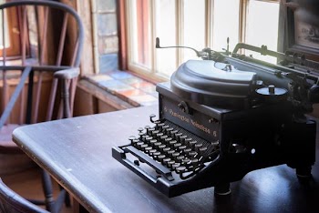 Free Photo of antique, typewriter, desk