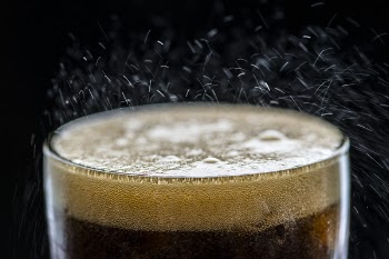 Free Photo of black background, carbonated drink, close up