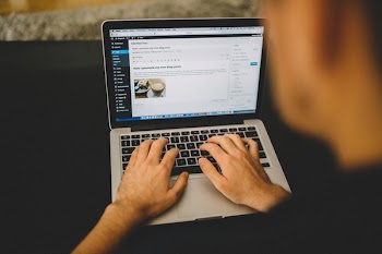 Free Photo of blogging, typing, WordPress