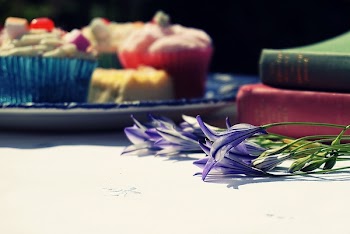Free Photo of cakes, cupcakes, flowers