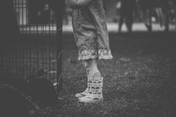 Free Photo of child, boots, monochrome
