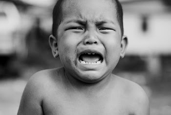 Free Photo of child, crying, black &amp; white