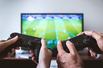 Free Photo of gamer, football, controllers